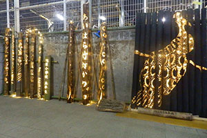 竹灯籠１（左は相原小5年生作、中央は地域団体作、右は芸術系有志作の孔雀）