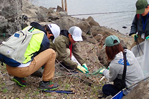 河口湖畔で清掃をする