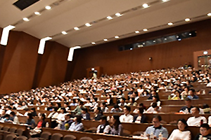 多くの来場者が詰めかけた（さったホール）