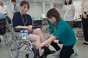 車いす介助の様子