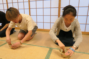 参加学生がお茶をたてる様子