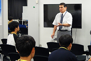 【B-1　コース】 理工学部　森田進治　教授　新井和吉　教授 フライトシミュレータを操作して羽田空港での飛行機の操縦を仮想体験しました