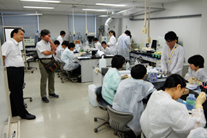 【C-2　コース】　生命科学部　渡邊　雄二郎　准教授　ゼオライトと層状粘土鉱物を用いて窒素とリンを除去する実験を行い、水浄化法と微量な窒素とリンの分析法を学びました