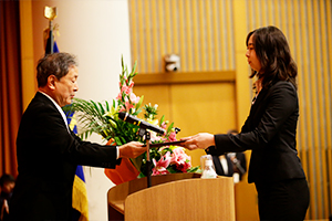 学位記を受け取る学部卒業者代表中藤美月（なかとうみづき）さん（キャリアデザイン学部）