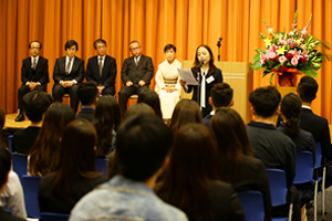 歓迎の辞をスピーチする在学生代表のKIM Gayeonさん（経済学部 2年/IGESS）