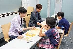 子ども将棋教室では真剣な対局が行われました