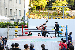 昨年度に引き続き、躍動感あふれる学生プロレスのリング風景。4年生の引退試合での雄姿に惜しみない歓声が送られた