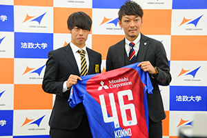 FC東京に内定した紺野和也選手（左）