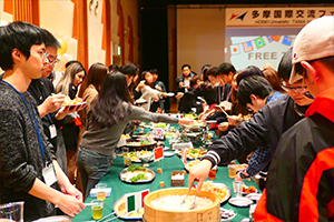 各国の料理を食べながら交流しました