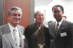 2007年に行われた、遠藤光男氏（中央）の喜寿のお祝いにて。法政の先輩としてお世話になった、滋賀弁護士会の平柿完治弁護士と（左）