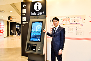 タッチ式のデジタル案内機「infotouch」は、 段差の少ないルートの表示も可能