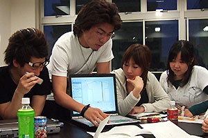 大学時代は、国際文化学部の仲間と、日本で学ぶ留学生を交えたイベントを開催していた（左から2人目が洞内さん）