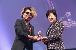 『東京彗星』の授賞式では、小池百合子東京都知事からトロフィーを受け取った　 ©ShortShorts Film Festival ＆ Asia