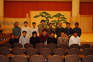授業の一環で、人間環境学部1周年記念で催された狂言の舞台組みに参加（後列右から2番目が左吉さん）