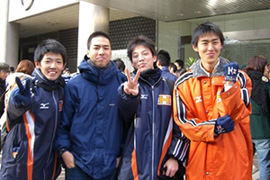 復路優勝を成し遂げた2006年の箱根駅伝。左端が母原さん、右端が9区走者の山口さん。