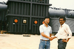 31歳のとき出張で訪れたサウジアラビア。後ろは輸送する重量物（左が中谷さん）。