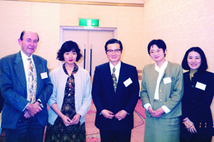 日本労働研究機構に勤務していたころ（右から2番目）。同僚だった東京大学の本田由紀教授（左から2番目）とは今でも親交を深めている