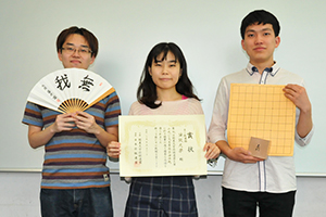 左から、野澤佑介さん（法学部法律学科2年）、熊谷奏さん（文学部日 本文学科3年）、石本大吉さん（デザイン工学部建築学科3年・部長）