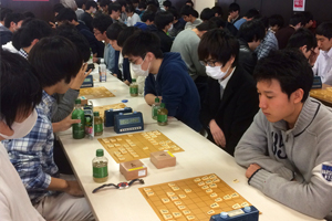今年3月に大阪で開催された全国大会「学生将棋選手権（団体戦）」。法政大学からは3チームが出場し、そのうちの1チームが5位に入賞した