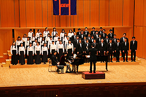 プロの指揮者やピアニストを招く定期演奏会。次回は2019年6 月28日（金）に府中の森芸術劇場で「アーリーサマーコンサート」 を開催予定。