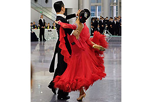決勝まで勝ち進むと、ダンスの登場時にフロアを単独で踊る「ファイナルソロ」を披露できる。写真は春の東京六大学戦での吉川・ 佐藤ペア