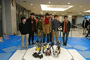 理科フェスでは、マイクロマウスの展示の他に、二足歩行ロボットバトル大会を開催
