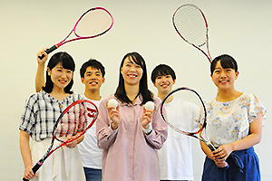 前列左から、廣田留香さん（社会学部社会学科3年）、荒川美結さん（社会学部社会学科3年）、鳥井恵奈さん（社会学部社会学科3年）、後列左から、河又義政さん（経済学部国際経済学科3年、代表）、小泉潤留さん（経済学部現代ビジネス学科3年）