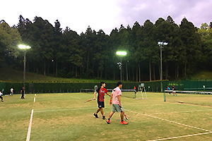 練習は大学内のテニスコートで。 ナイター設備が完備されているので、夜まで練習することも