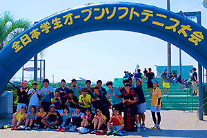 8月22日（木）～ 24日（土）に千葉県の白子町で行われた全日本学生オープンソフトテニス大会での1枚。力強い応援と熱戦が繰り広げられた