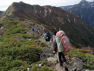 アサヨ峰への険しい山道