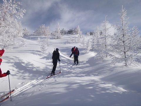 新雪を登る部員たち