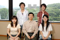 前列左から、三橋愛子さん（4年・前ゼミ長）、西澤栄一郎教授、栗田翔子さん（4年）、後列左から、袰岩裕介さん（3年）、 梅本明聡さん（3年・現ゼミ長）