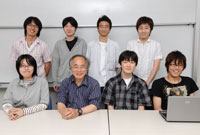 前列左から安田千恵さん（4年）、大森健児教授、荒木孝太さん（修士1年）、近藤大介さん（修士1年）、後列左から久保佑貴さん（4年）、渡辺幸伸さん（4年）、福地貴大さん（4年）、奥井健太さん（4年）