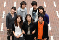 前列左から中時綾子さん、久保田幹子准教授、藤山良さん、後列左から沼田奏恵さん、斎木優作さん、平岩一馬さん、堀内奈緒さん