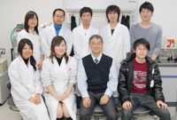 佐藤耕一准教授を囲む研究室のメンバー。このほかに、就職活動中の大学院1年生が2人所属している。