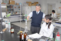 実験を指導する佐藤准教授。アズレン誘導体の合成では、合成が進むにつれて色が変化していくのが特徴だ。