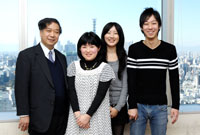左から小口雅史教授、汐崎伸子さん、木嶋由希さん、松浦倫京さん