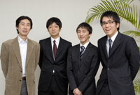 左から、入戸野健教授、瀬良昌義さん、小間竜太郎さん、ゼミ長の遠座伸一さん。就職活動真っ最中で、スーツ姿が頼もしい!?