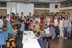 ゼミ生全員参加のフィリピン合宿。現地の学生たちとのティーパーティーで。