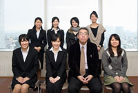 前列（左から）田島知奈さん、村木由利香さん、前川裕教授、小阪彩奈さん。後列（左から）櫻井友里さん、鈴木麻莉奈さん、宮川佳奈さん、福住涼子さん（学生はいずれも4年生）