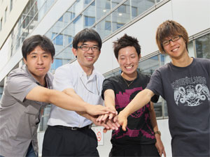 左から大崎英亮さん、濱本宏教授、檜森將宏さん、永島翔太郎さん