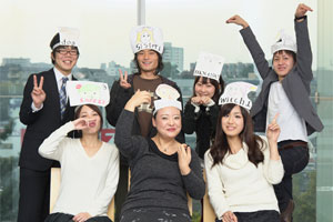 前列左から渡邉美奈子さん、小堀真知子准教授、山岸春佳さん。後列左から鈴木貴大さん、福永貴之さん、片岡愛さん、石渡喜彬さん（学生は全員3年生）。