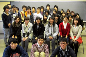 吉村教授（写真前から2列目の右から3番目）と、ゼミ生たち