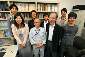 草深教授（前列右から2番目）、技術嘱託の橋本さん（前列右から3番目）と、草深研究室の学生たち