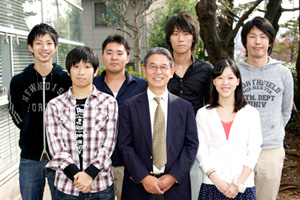 後列左から、塚越翔平さん（4年）、富田和樹さん（4年）、伊藤真路さん（修士2年）、藤沼雅之さん（4年）。前列左から、古川優士さん（4年）、浦谷規教授、中西好さん（4年）