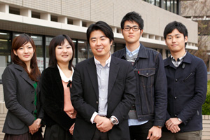 左から、湯澤佳央理さん（3年）、枡本亜紀子さん（3年）、近藤章夫准教授、佐々木孝智さん（3年）、松尾亮さん（3年）