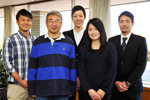 左から、鈴木彰太さん（4年）、中野勝郎教授、甲斐裕太郎さん（4年）、斉藤結子さん（3年）、石橋広海さん（4年）