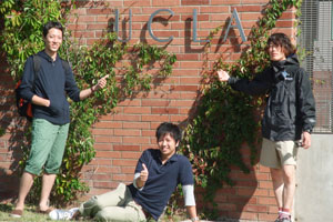 UCLA（カリフォルニア大学ロサンゼルス校）の門の前で記念撮影。左がゼミ長の甲斐裕太郎さん