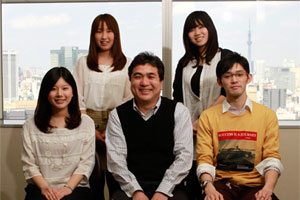 前列（左から）渡部香奈さん（4年）、渡邊誠教授、藤田裕幸さん（4年）。後列（左から）塚田由紀子さん（3年）、石田早紀さん（4年）