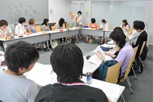 黒田教授自ら貴重な資料を持参し、学生の研究を助けることも。